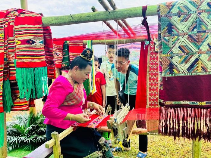 Gian hàng thổ cẩm truyền thống như một bức tranh rực rỡ sắc màu.