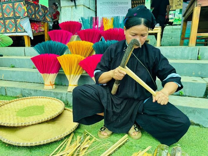Đồng bào Nùng, tỉnh Cao Bằng giới thiệu nghề làm hương truyền thống.