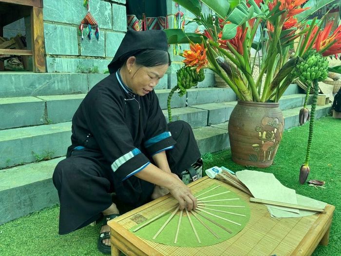 Những nghề thủ công truyền thống được đồng bào giới thiệu đến du khách đều được trao truyền qua nhiều thế hệ.
