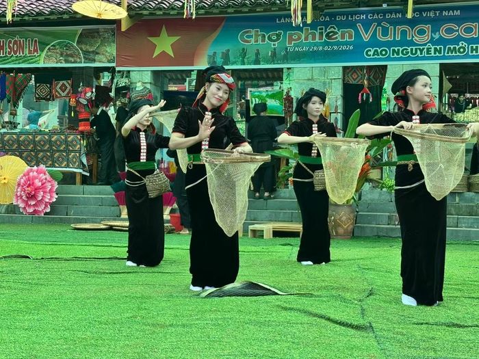 Hoạt động biểu diễn nghệ thuật khiến không khí Làng Văn hoá, Du lịch các dân tộc Việt Nam thêm rộn ràng.