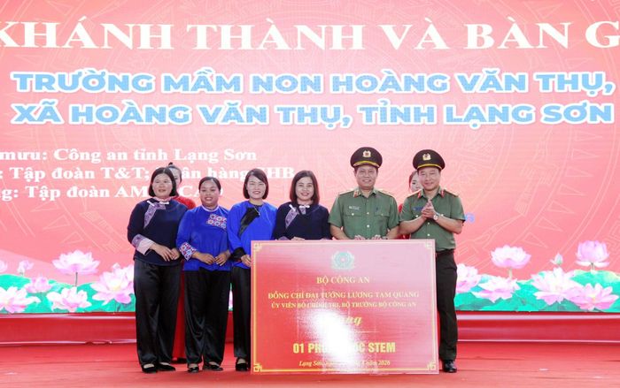 Thừa ủy quyền của lãnh đạo Bộ Công an, Thiếu tướng Nguyễn Hồng Nguyên và Đại tá Vũ Thanh Tùng trao quà của Đại tướng Lương Tam Quang, Ủy viên Bộ Chính trị, Bộ trưởng Bộ Công an tặng Trường Mầm non Hoàng Văn Thụ.