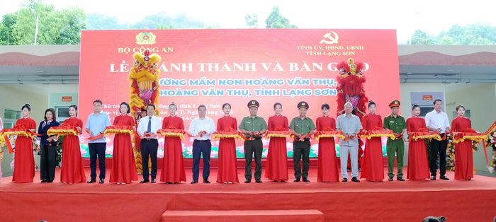 Các đại biểu cắt băng khánh thành Trường Mầm non Hoàng Văn Thụ