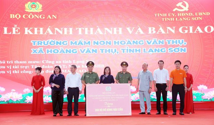 Thừa ủy quyền của lãnh đạo Bộ Công an, Thiếu tướng Nguyễn Hồng Nguyên và Đại tá Vũ Thanh Tùng trao quà của Thượng tướng Nguyễn Ngọc Lâm, Ủy viên Trung ương Đảng, Thứ trưởng Bộ Công an tặng Trường Mầm non Hoàng Văn Thụ.