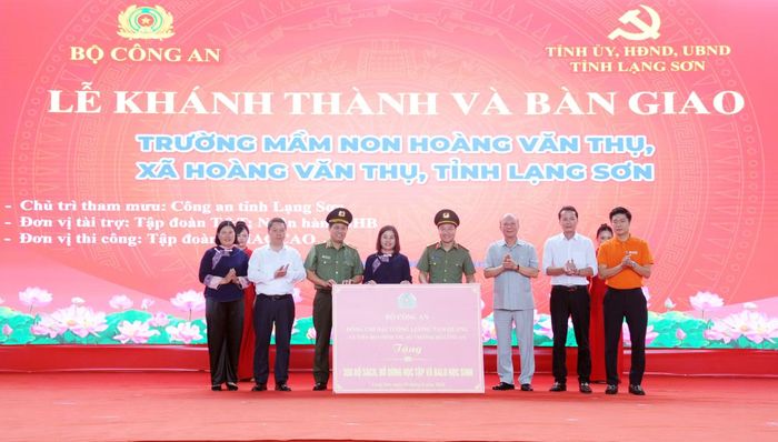 Thừa ủy quyền của lãnh đạo Bộ Công an, Thiếu tướng Nguyễn Hồng Nguyên và Đại tá Vũ Thanh Tùng trao quà của Đại tướng Lương Tam Quang, Ủy viên Bộ Chính trị, Bộ trưởng Bộ Công an tặng Trường Mầm non Hoàng Văn Thụ.