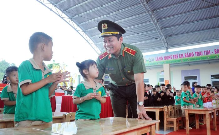 Thiếu tướng Nguyễn Hồng Nguyên thăm hỏi, động viên các em học sinh Trường Mầm non Hoàng Văn Thụ