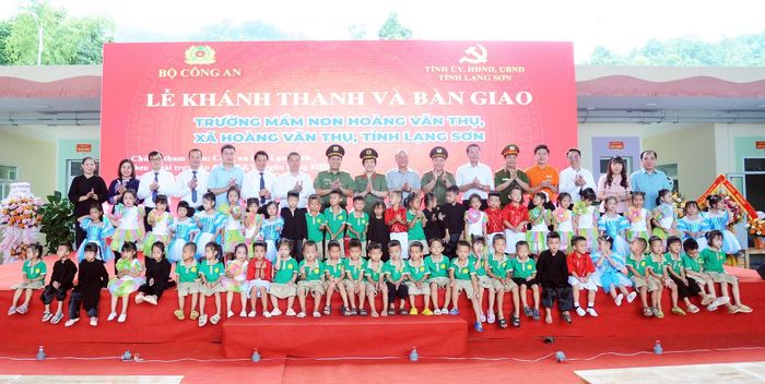 Thiếu tướng Nguyễn Hồng Nguyên, đồng chí Đoàn Thanh Sơn và Đại tá Vũ Thanh Tùng cùng các đại biểu, thầy, cô giáo và các em học sinh Trường Mầm non Hoàng Văn Thụ.