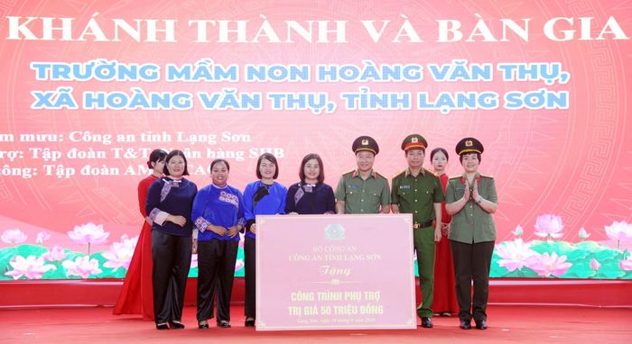 Đại tá Vũ Thanh Tùng trao công trình phụ trợ trị giá 50 triệu đồng của Công an tỉnh Lạng Sơn tặng Trường Mầm non Hoàng Văn Thụ.