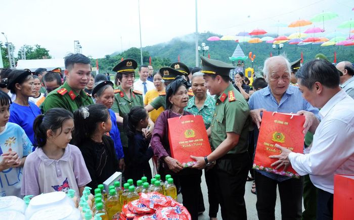 Đại tá Vũ Thanh Tùng thăm hỏi và trao quà tặng người dân xã Hoàng Văn Thụ.