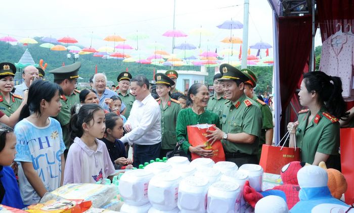 Thiếu tướng Nguyễn Hồng Nguyên thăm hỏi và trao quà tặng người dân xã Hoàng Văn Thụ.