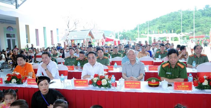 Các đại biểu tham dự buổi lễ.