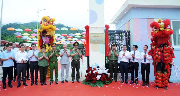 Ngôi trường là biểu tượng của lòng nhân ái, trách nhiệm và là món quà thắm tình quân dân của lực lượng CAND dành cho con em các dân tộc tỉnh Lạng Sơn.