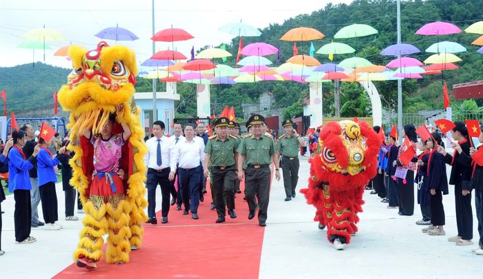 Các đại biểu dự Lễ khánh thành Trường Mầm non Hoàng Văn Thụ.