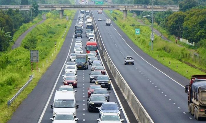 Phương tiện nối dài hàng km trên cao tốc.