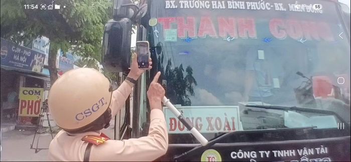 CSGT kiểm tra các phương tiện vận tải hành khách, đảm bảo an toàn giao thông trong kỳ nghỉ lễ 2/9