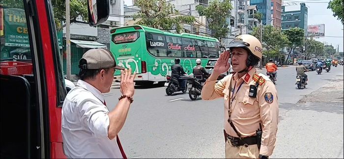 CSGT Công an TP Hồ Chí Minh nhắc nhở tài xế tuân thủ Luật trật tự an toàn giao thông khi di chuyển