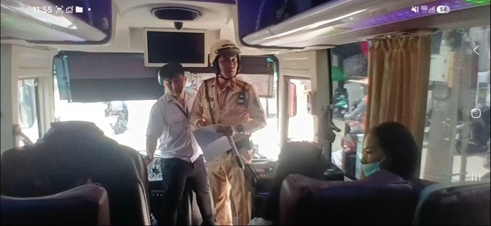Kiểm tra hành khách thắt dây an toàn đảm bảo an toàn trong suốt hành trình
