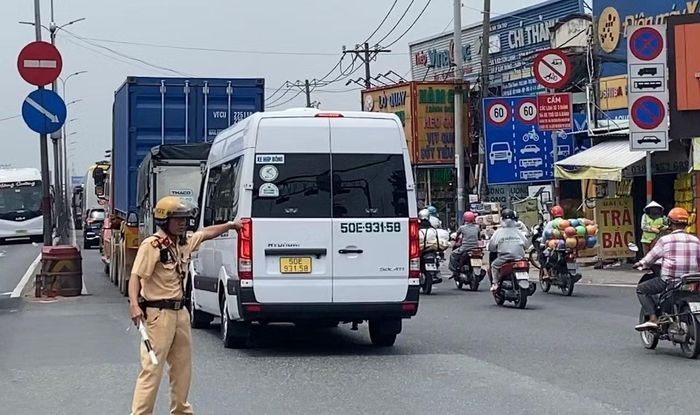 CSGT Công an TP Hồ Chí Minh túc trực tại các trọng điểm cửa ngõ phân luồng, điều tiết giao thông.