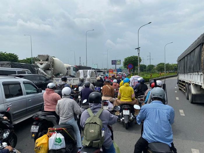 Kỳ nghỉ lễ 2/9, nhu cầu đi lại của người dân tăng cao, khiến lưu lượng giao thông tại các cửa ngõ TP Hồ Chí Minh đông đúc rõ rệt.