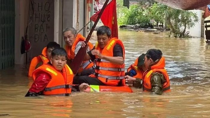 Công an xã Na Sầm (Lạng Sơn) đưa người già thoát khỏi khu dân cư bị cô lập nặng do mưa lũ.