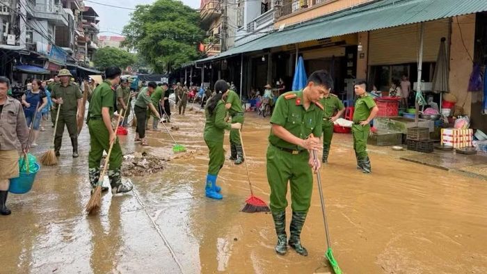 Cán bộ, chiến sĩ Công an tỉnh Lạng Sơn nỗ lực giúp nhân dân khắc phục hậu quả sau mưa bão.