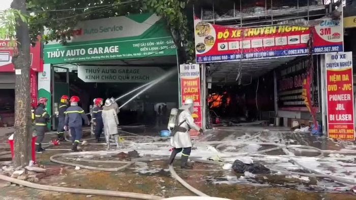 Lực lượng Cảnh sát PCCC và CNCH nhanh chóng dập tắt đám cháy.