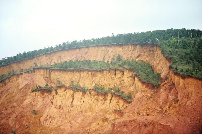 Sạt lở đất từ các mái taluy cao ở khu dân cư Đưng K'nớ 5.