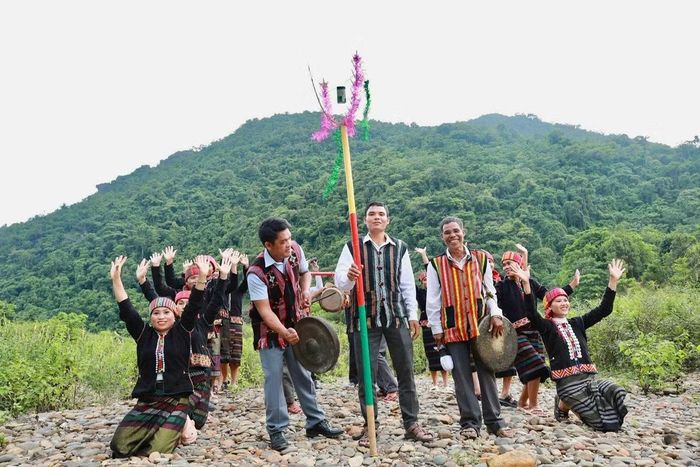 Đội cồng chiềng ở bản Cù Bai, xã Hướng Lập múa mừng lúa mới.