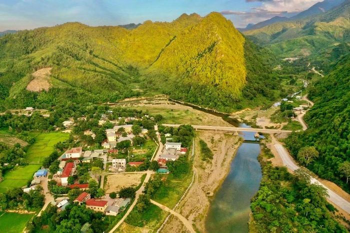 Bản làng của người Bru-Vân Kiều bên dòng Sê Băng Hiêng.