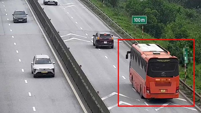 Hình ảnh ô tô khách không giữ khoảng cách trên cao tốc.