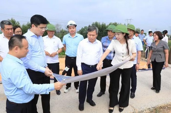 Chủ tịch UBND TP Hà Nội Vũ Đại Thắng kiểm tra thực tế công tác phòng, chống lũ trên địa bàn hai xã Đa Phúc và Trung Giã. Ảnh: Lê Hải