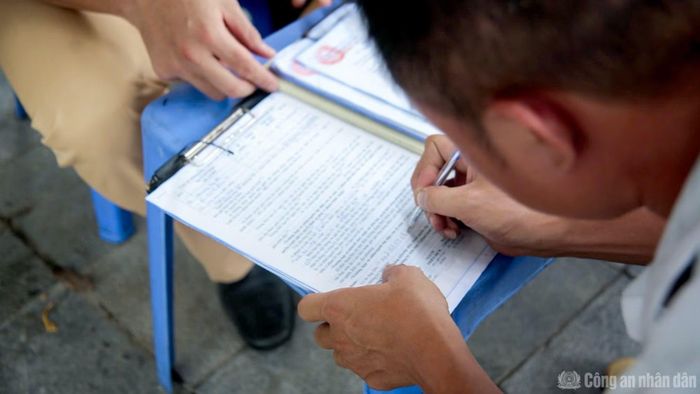 Cảnh sát lập biên bản xử phạt nghiêm.