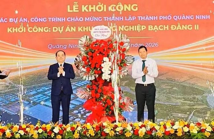  Bí thư Tỉnh ủy Quảng Ninh Quản Minh Cường (trái) dự và chúc mừng sự kiện khởi công dự án khu công nghiệp Bạch Đằng II. 