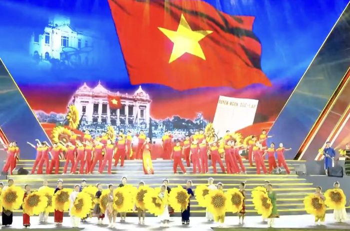 Tiết mục văn nghệ chào mừng Đại hội TDTT gắn với chương trình nghệ thuật kỷ niệm 81 năm Cách mạng Tháng Tám thành công và Quốc khánh 2/9,