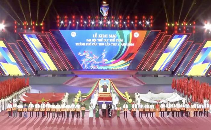 Lãnh đạo TP Cần Thơ trao cờ lưu niệm tặng các đoàn vận động viên.