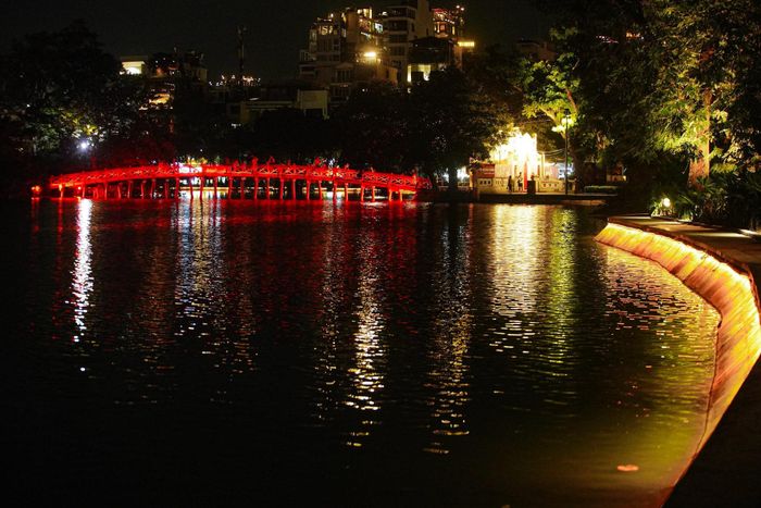 Không gian hồ Hoàn Kiếm lung linh, rực rỡ sắc màu.