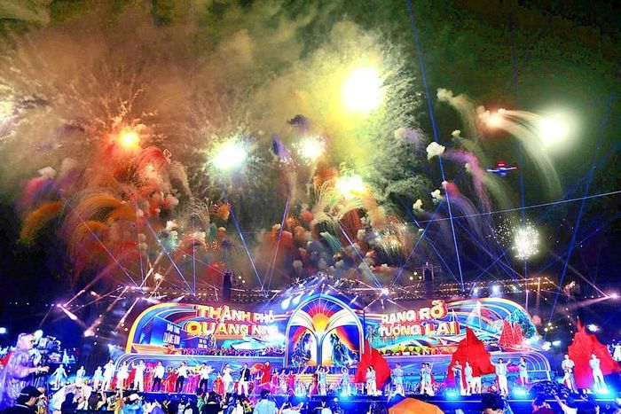 Chương trình nghệ thuật đặc biệt "Quảng Ninh - Thành phố rạng rỡ tương lai" - sự kiện chính trị, văn hóa đánh dấu mốc lịch sử mừng Quảng Ninh trở thành thành phố trực thuộc Trung ương. Ảnh: Thanh Tùng