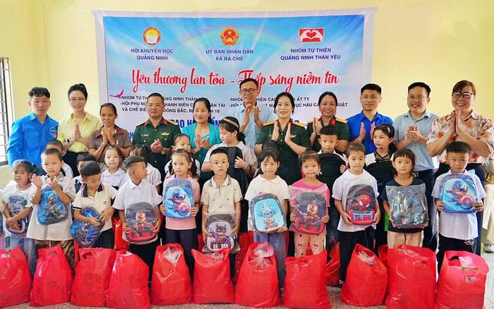 Lãnh đạo Hội Khuyến học Quảng Ninh, UBND xã Ba Chẽ cùng các nhà hảo tâm trao những suất quà cho học sinh tại điểm trường Khe Pụt thuộc Trường TH-THCS Nam Sơn (xã Ba Chẽ).