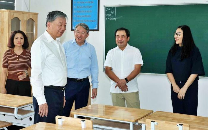 Tổng Bí thư, Chủ tịch nước Tô Lâm trao đổi, chỉ đạo các đồng chí lãnh đạo thành phố Hà Nội, Sở Giáo dục và Đào tạo, phường Yên Hòa và thầy cô giáo Trường THPT Hoàng Quán Chi. Ảnh: TTXVN