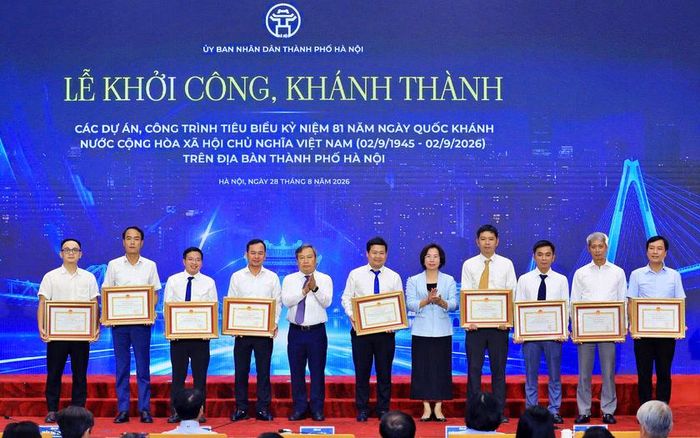 Lãnh đạo Hà Nội trao Bằng khen cho các tập thể có thành tích xuất sắc thực hiện các dự án trọng điểm của thành phố. Ảnh: Hanoimoi