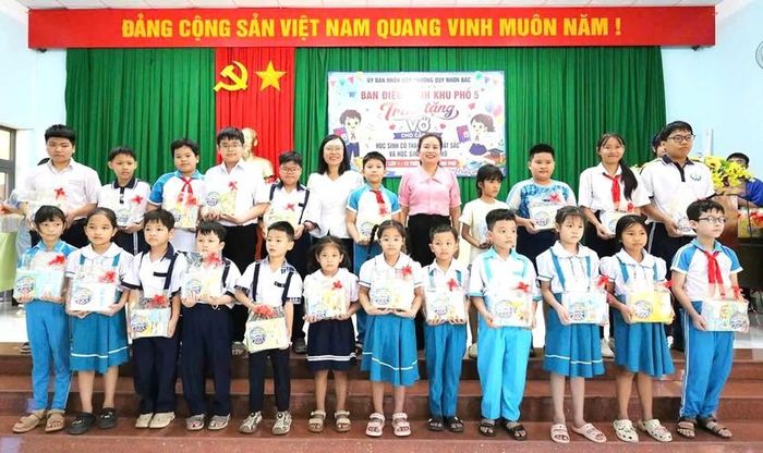 Các cấp Hội Khuyến học trên toàn tỉnh Gia Lai đã trao tặng 2.905 suất học bổng, phần thưởng cùng nhiều vật dụng học tập giá trị cho học sinh.