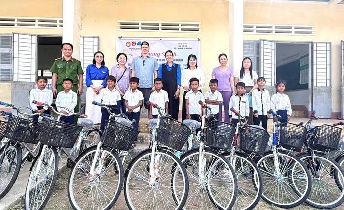 Khuyến học Gia Lai trao hơn 620 triệu đồng trao học bổng, phần thưởng tiếp sức cho giáo viên và học sinh