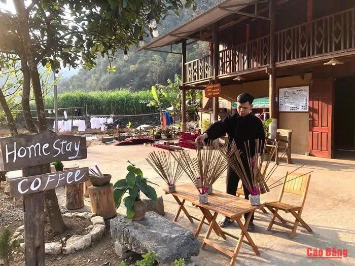 Anh Hoàng Văn Mạo, người Nùng An, bản Phja Thắp, xã Quảng Uyên phát triển nghề làm hương thơm truyền thống.