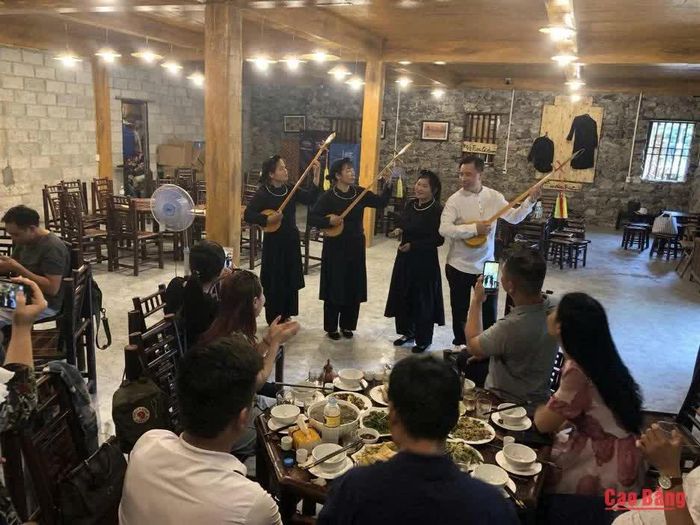 Hát Then - đàn tính tại làng đá cổ Khuổi Ky, xã Đàm Thủy.