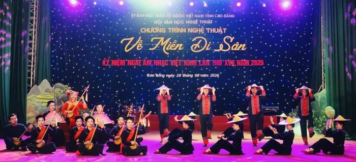 Trích đoạn “Chiêu khoăn Slip Slong đính phắng nặm” được thể hiện tại chương trình nghệ thuật.