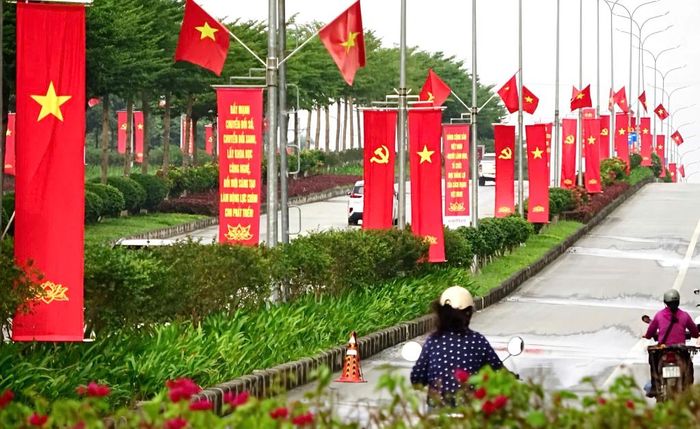 Trên khắp các tuyến phố, cờ Tổ quốc tung bay trong sắc đỏ rực rỡ, tạo nên không khí phấn khởi hướng về Quốc khánh 2/9.