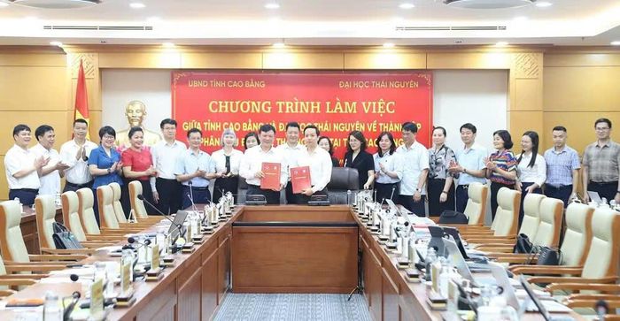 Lãnh đạo Đại học Thái Nguyên và UBND tỉnh Cao Bằng ký kết biên bản ghi nhớ về việc thống nhất phối hợp xây dựng Đề án thành lập Phân hiệu Đại học Thái Nguyên tại tỉnh Cao Bằng.