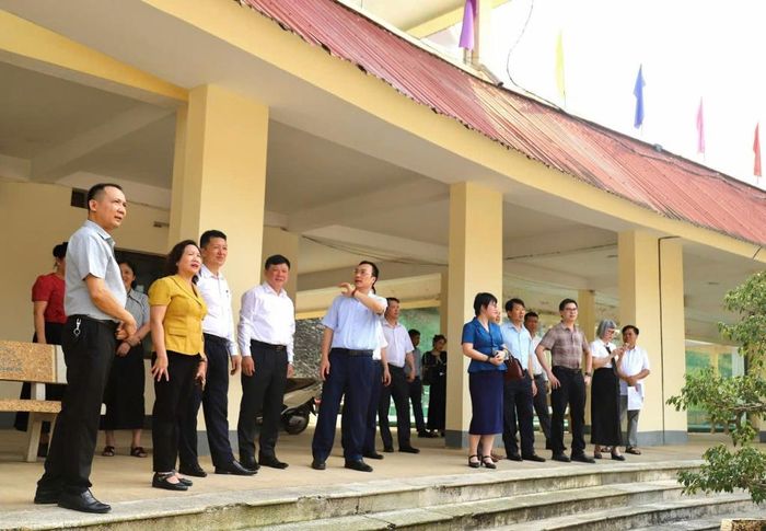 Lãnh đạo Đại học Thái Nguyên khảo sát thực địa tại Trường Cao đẳng Sư phạm Cao Bằng - nơi dự kiến đặt Phân hiệu Đại học Thái Nguyên tại tỉnh Cao Bằng.