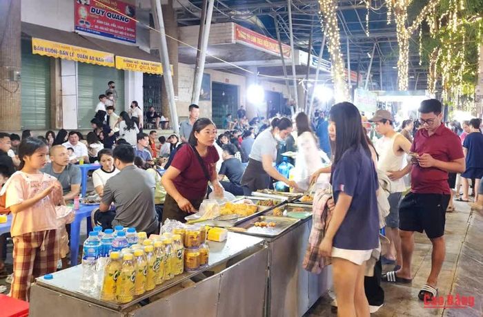 Dịp nghỉ lễ là thời điểm các nhà hàng, cơ sở kinh doanh dịch vụ ăn uống, thức ăn đường phố hoạt động nhộn nhịp.