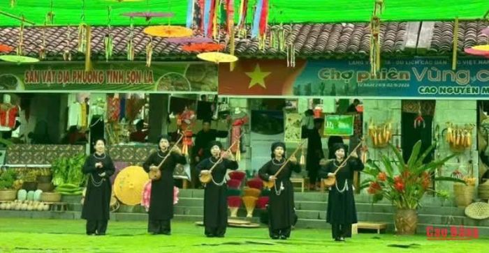 Tiết mục hát Then đàn tính của các nghệ nhân quần chúng Cao Bằng trong chương trình Vui Tết độc lập tại Làng Văn hóa - Du lịch các dân tộc Việt Nam.