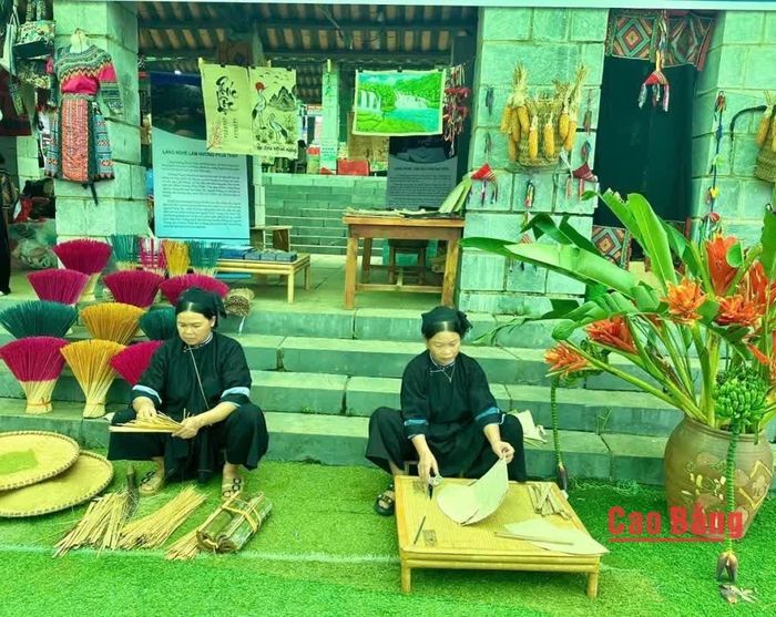 Trình diễn nghề làm hương tại không gian chợ phiên vùng cao.